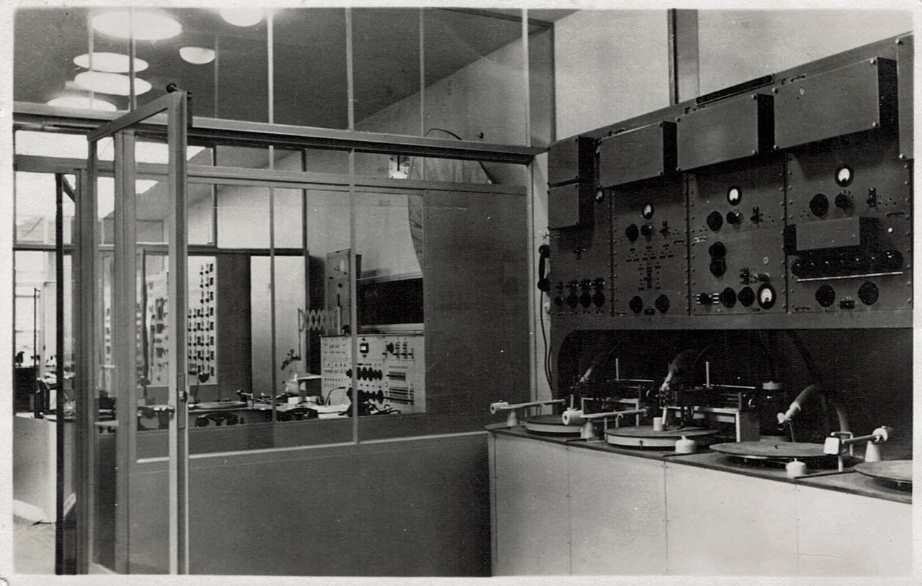 KRO+1939+Doorkijk+technische+lokalen+de+eigen+opnamen+installatie+de+twee+versterkers-kamers+en+de+a