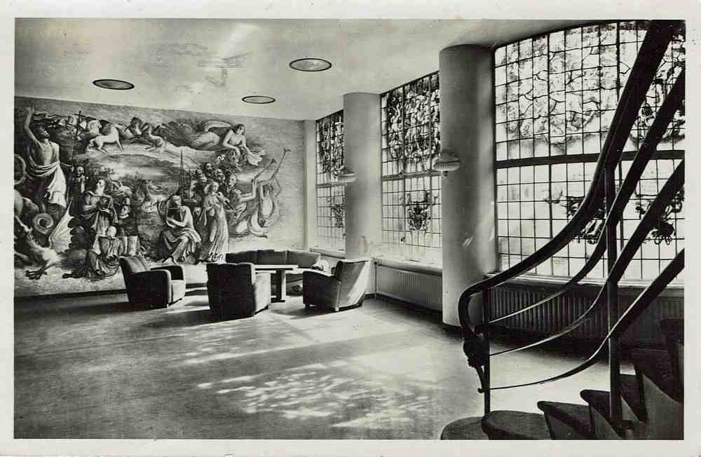 KRO+1948+De+hall+met+muurschildering+van+Ch.+Eyck+en+de+ramen+van+Joep+Nicolas+Serie+III+no+11