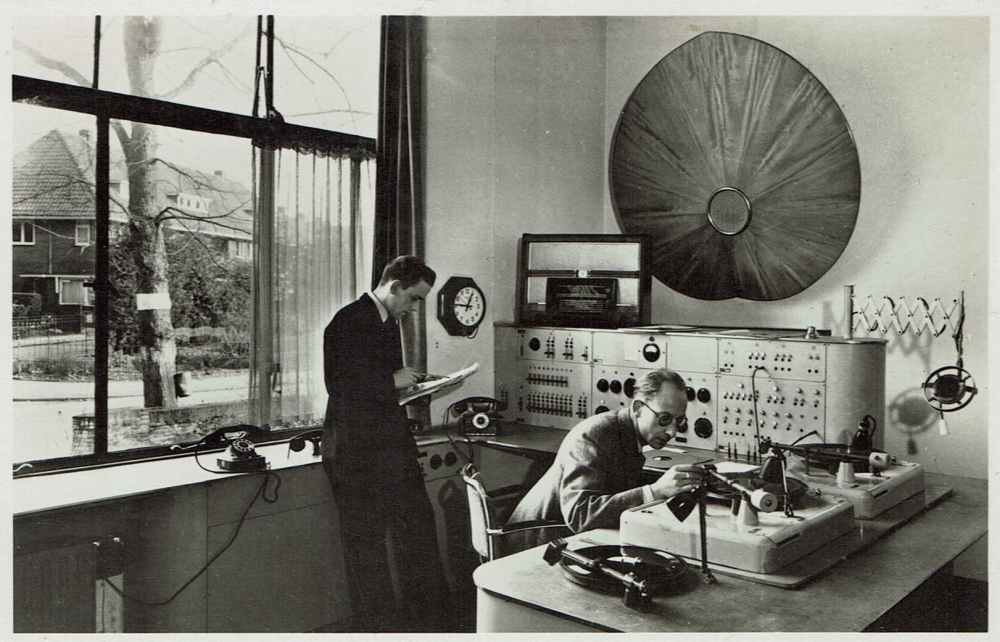 KRO+1951+E%C3%A9n+der+regelkamers+in+de+technische+afdeling+Serie+III+no+15+foto+Vermeulen